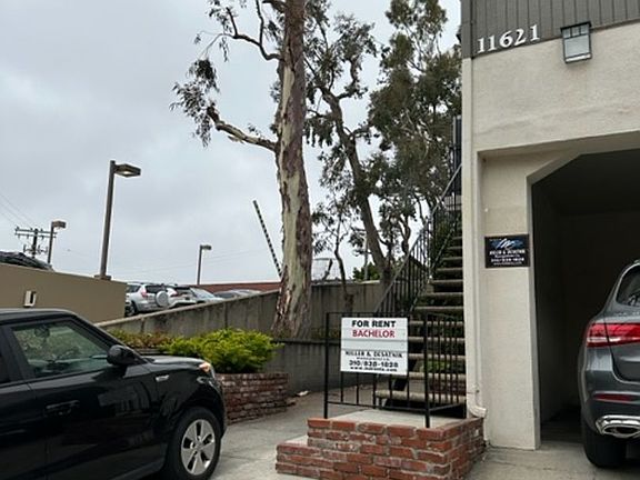 3rd image of 11621 Darlington Ave #7