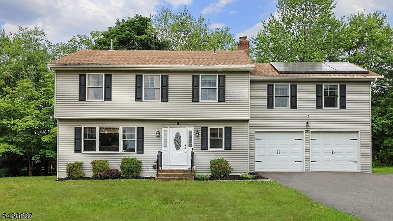 1st image of 5 Maple Dr
