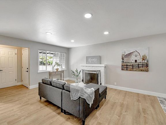 5th image of 1449 Blackstone Ave