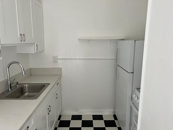 3rd image of 531 S Berendo St #12