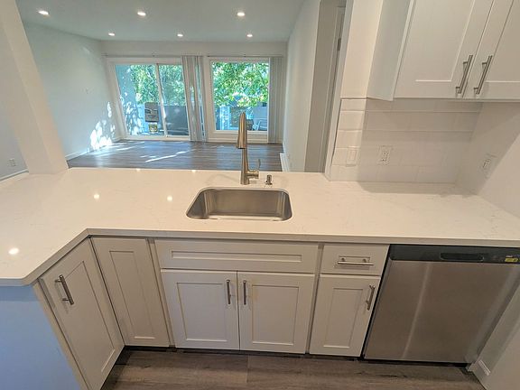 3rd image of 1222 Oak Grove Ave APT 201