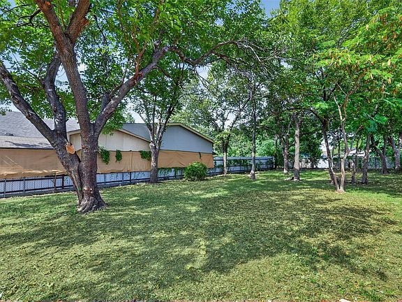 3rd image of 6 N Ravinia Dr