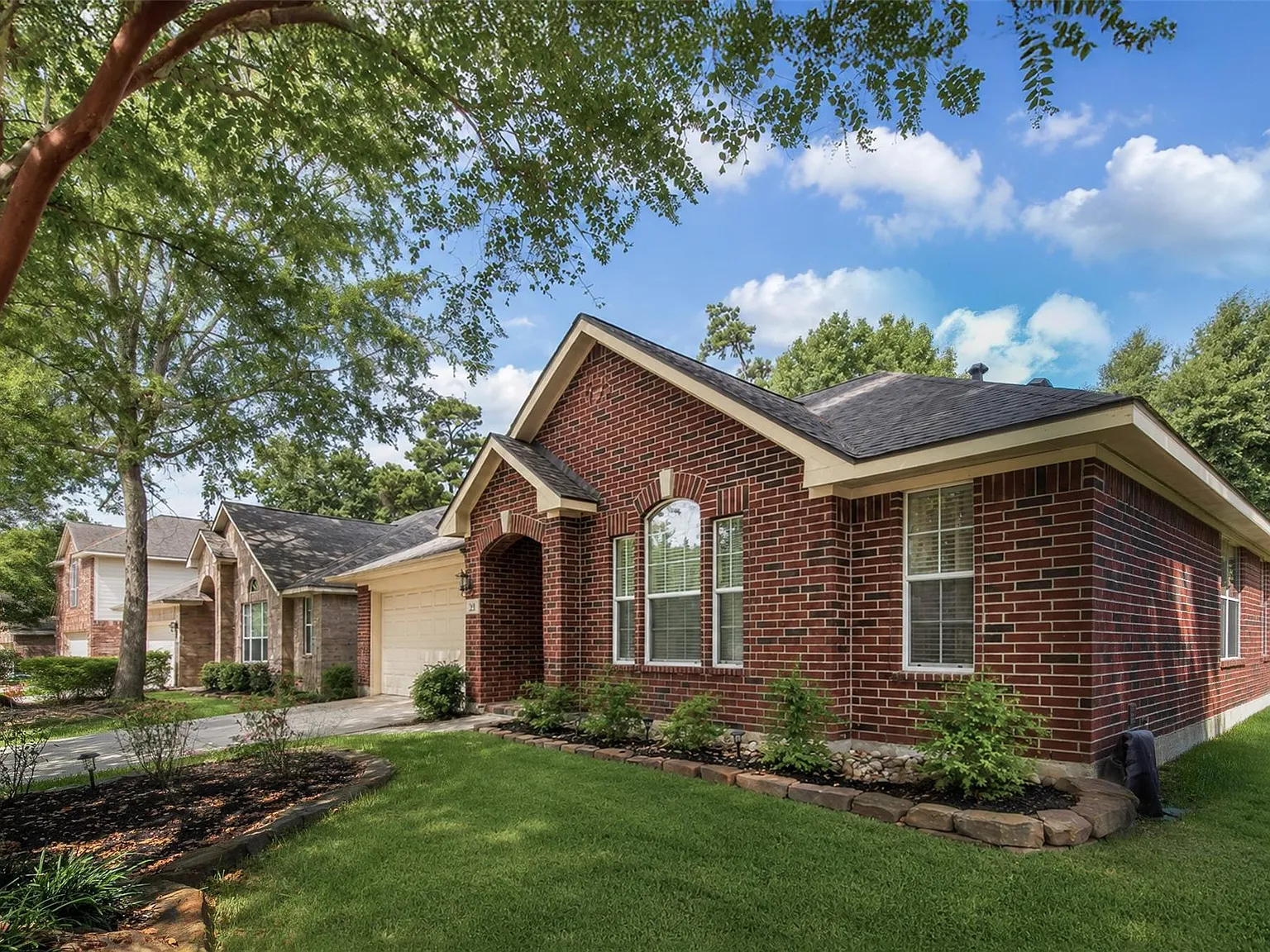 3 bed, 2.0 bath, 1939 sqft, $2,580 — Photo 2
