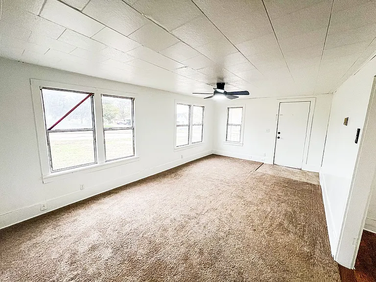 120 E Maple St — Photo 7