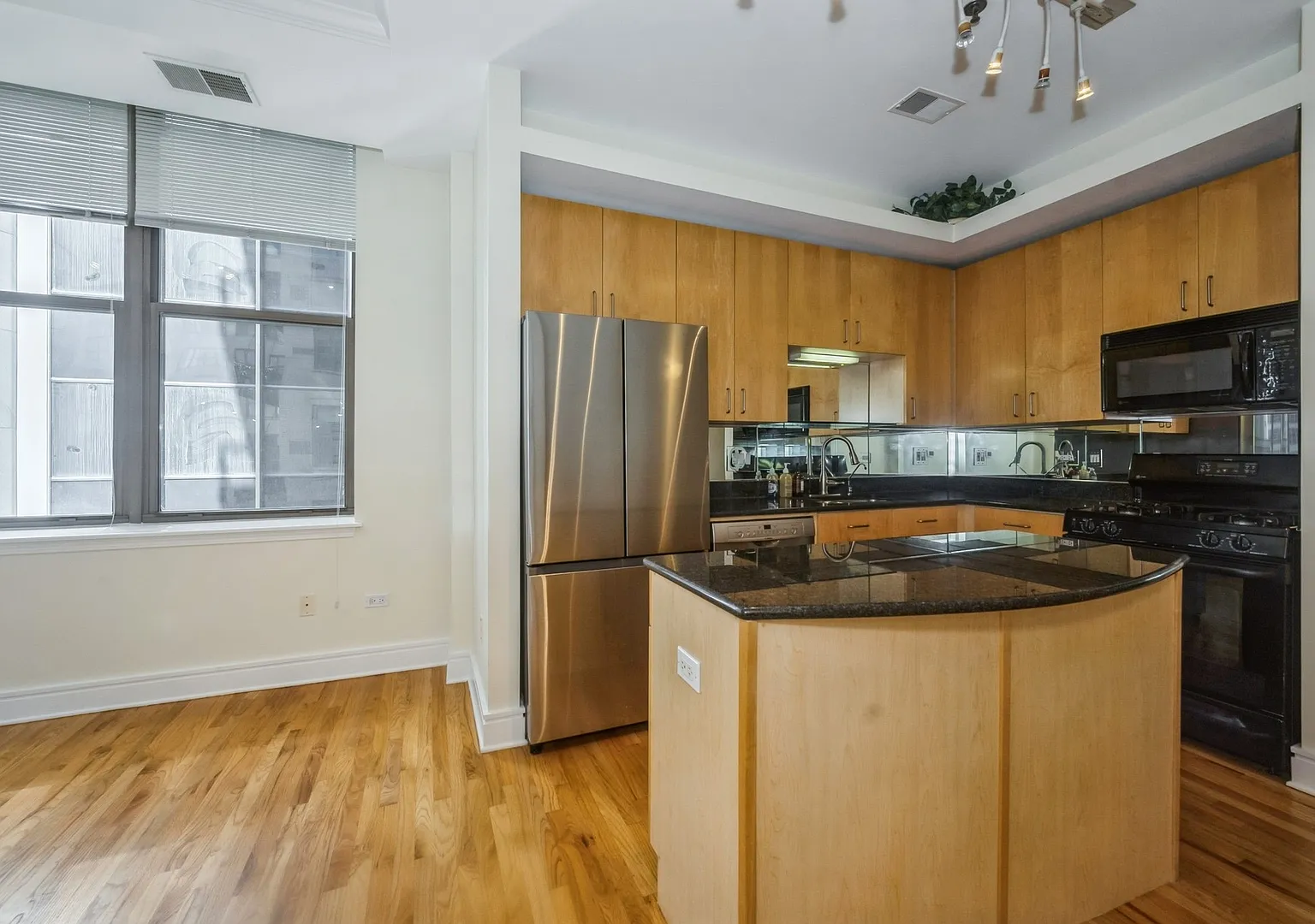 212 W Washington St — Photo 4