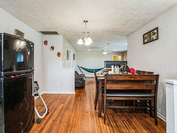 4th image of 1301 Oaks Dr