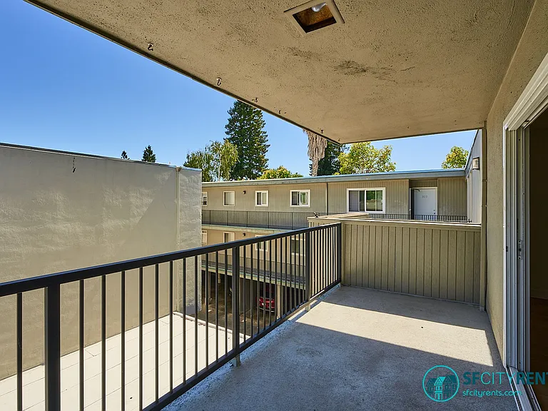 1540 Hudson St #302 — Photo 6