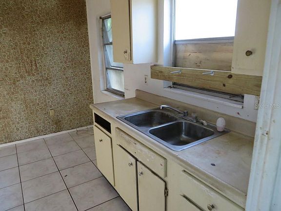 5th image of 3560 Goodrich Ave