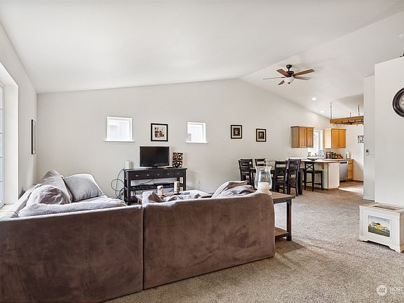 5th image of 1105 Lincoln Avenue E