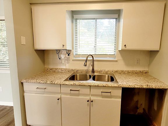 4th image of 136 Cambridge Ave W