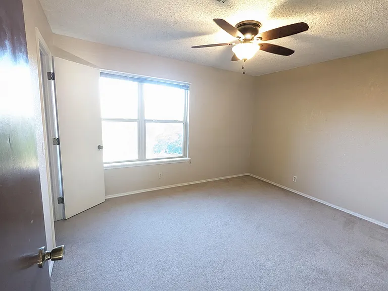 2630 W Washington Pl — Photo 2