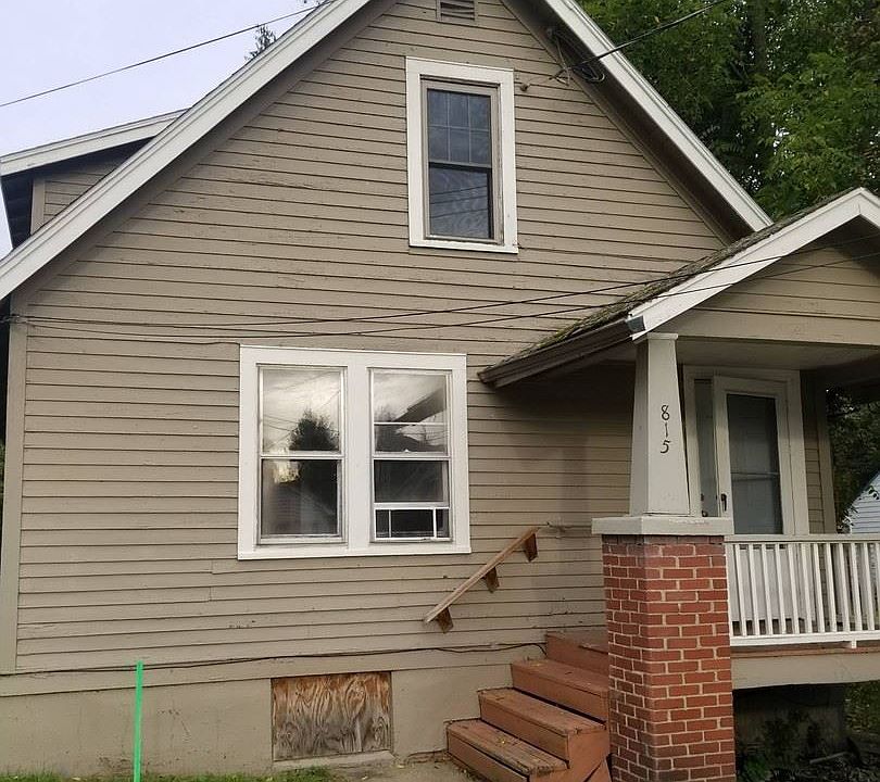 2nd image of 815 Laurel St