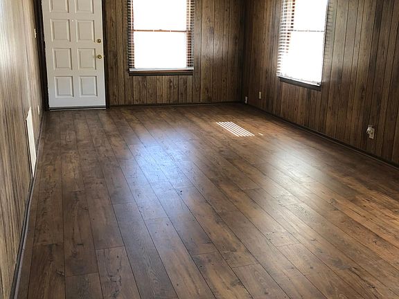 Large 12-24 living room with plenty of room for family and friends