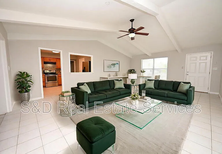 907 Swann Dr — Photo 4