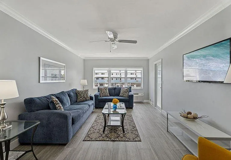 315 Van Buren St #205B — Photo 4