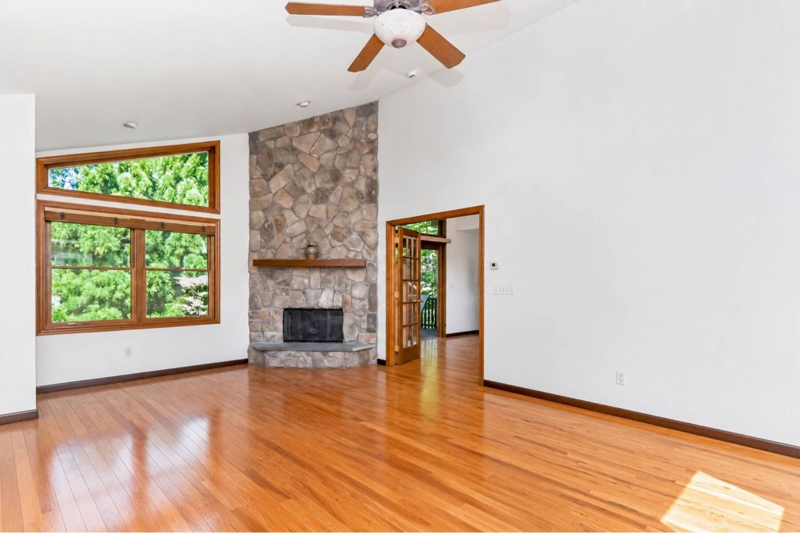  Private primary level with lounge space