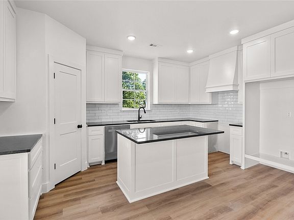 5th image of 200 N Eagle Mountain St