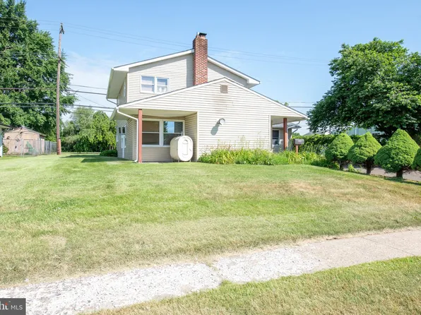 373 Stonybrook Dr, Levittown, PA 19055