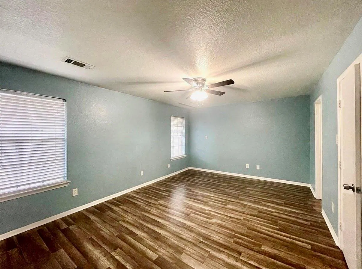 3 bed, 2.0 bath, 1560 sqft, $1,950 — Photo 3