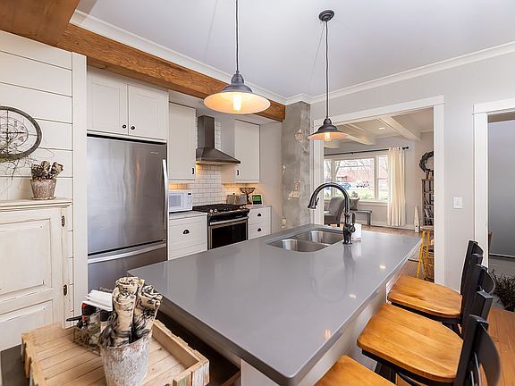 Kitchen w/Quartz Countertops