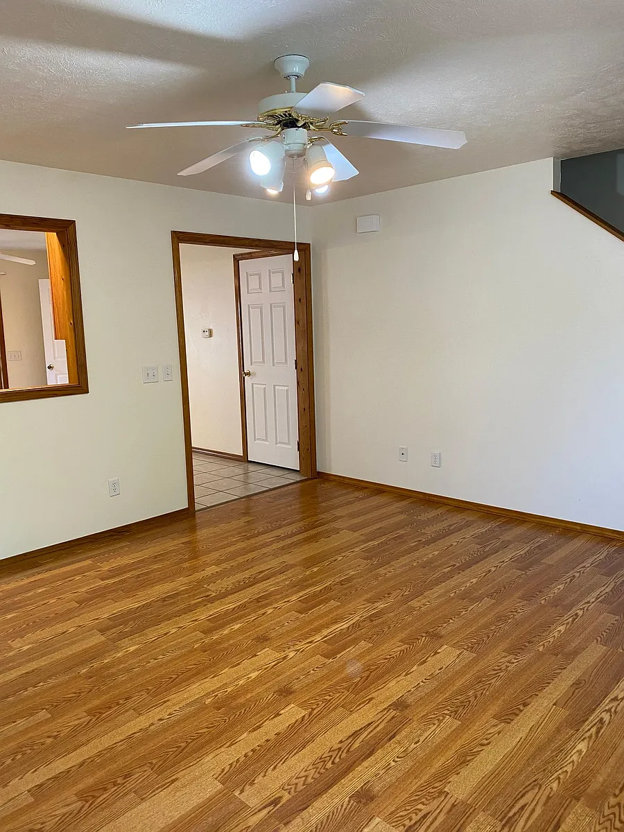 Building Photo - 425 N Robinson Cir #L