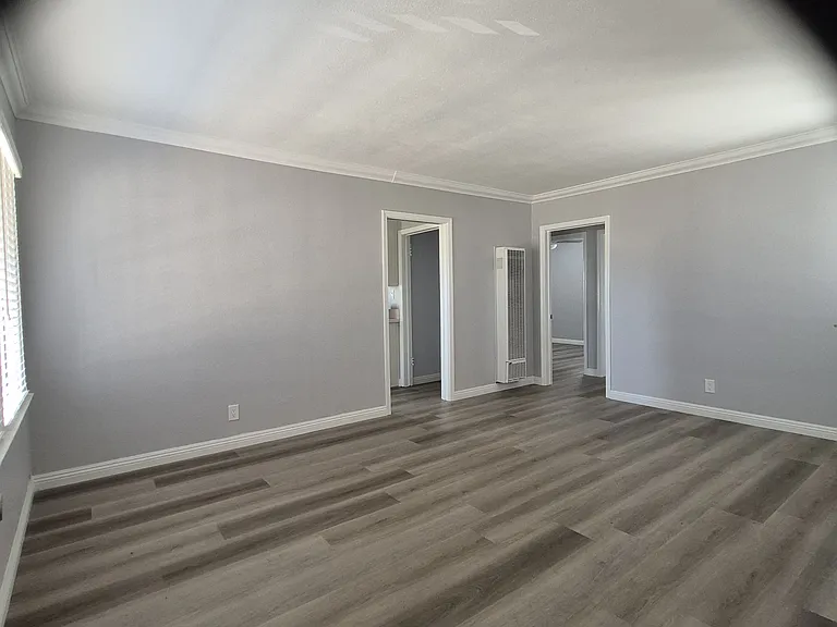 1337 W Arbutus St — Photo 2