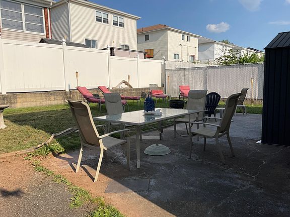 4th image of 117 Rockville Ave #3