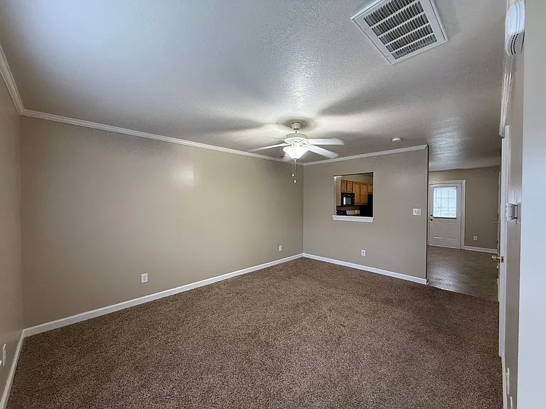 110 Ashwood Dr — Photo 2