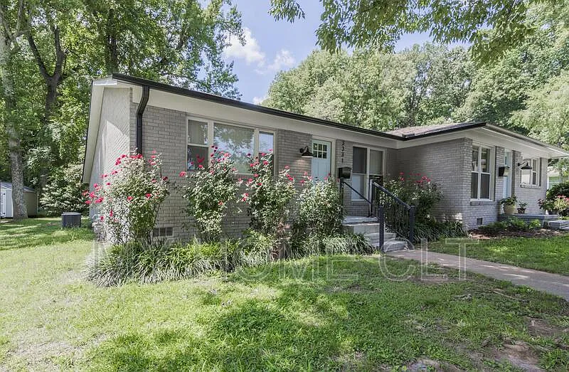 2 bed, 1.0 bath, 783 sqft, $1,700 — Photo 1