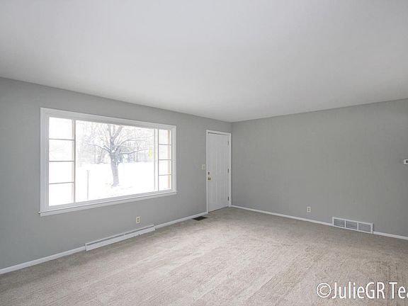 3rd image of 2037 Eldon St NE