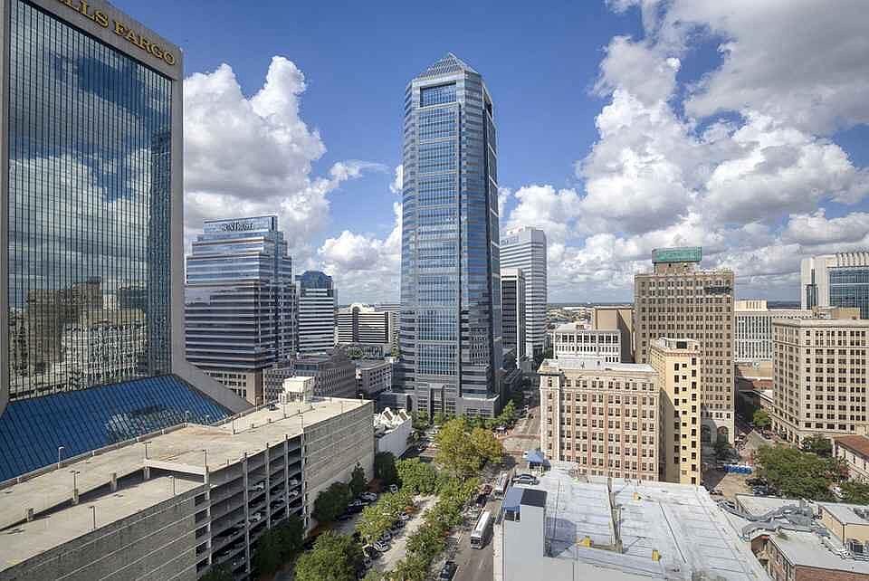 Downtown Jax area. Walkable . Minutes to hospitals, neighboring villages are Riverside, 5 pointsBrooklyn, San Marco. Markets are Fresh Market, Publix, and Harvey_s. 20 -30 minutes to airport . Beach is under 30 minutes away.