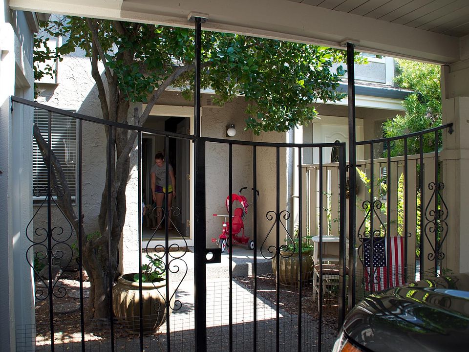 2nd image of 1104 Westmoreland Cir