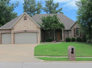 1413 E River Oaks Ln, Springfield, MO 65804