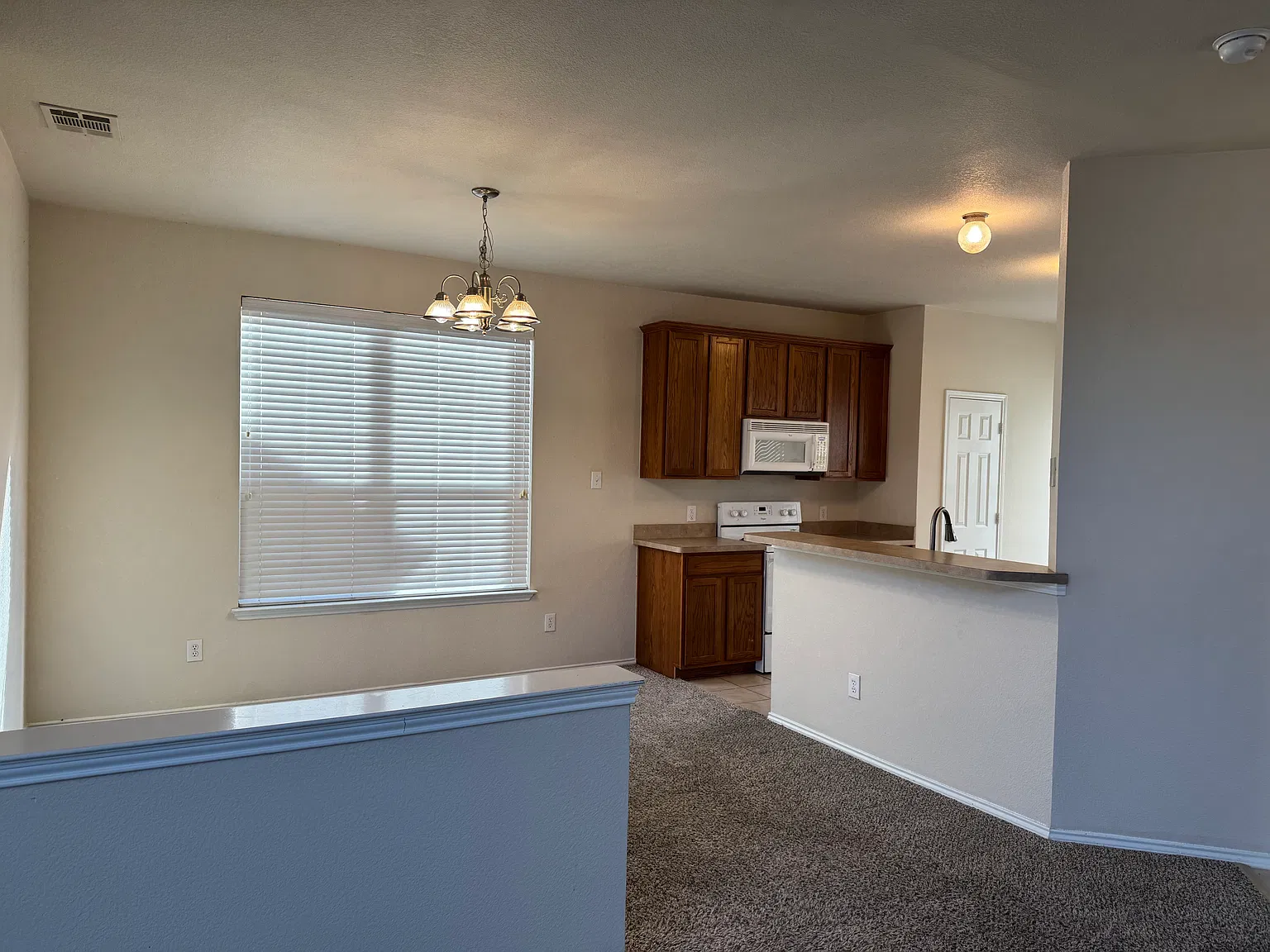 3 bed, 2.5 bath, 1980 sqft, $1,800 — Photo 3