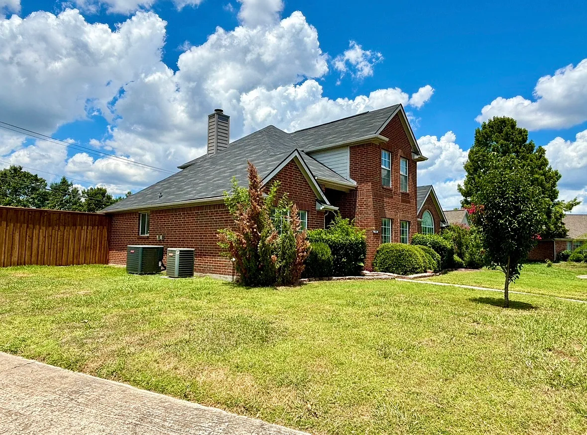 4 bed, 2.5 bath, 2369 sqft, $2,950 — Photo 3