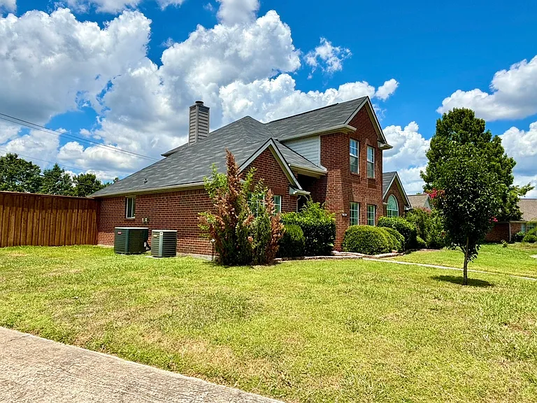 1805 Country Ct — Photo 3