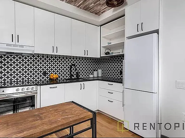 340 Evergreen Ave #303 — Photo 2