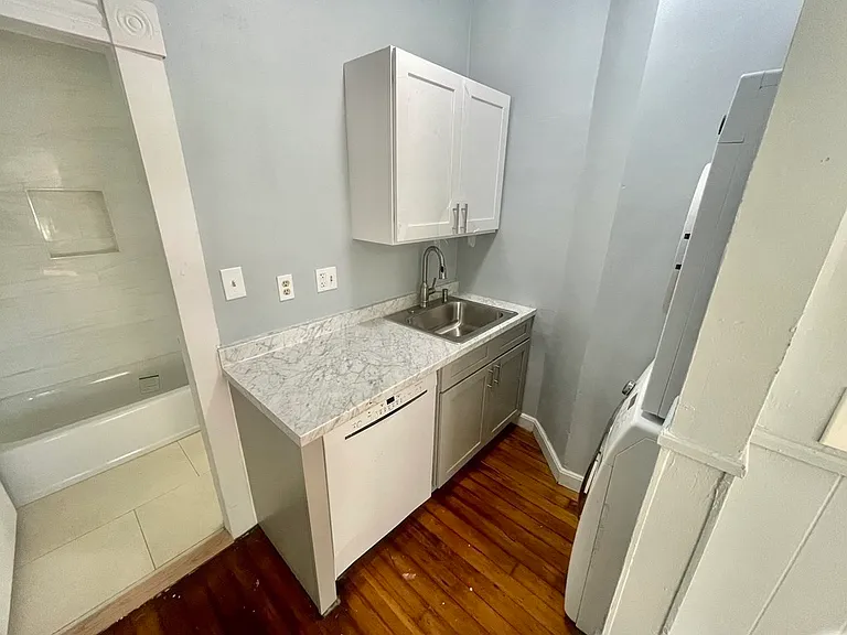 255 Jefferson Ave #2 — Photo 4