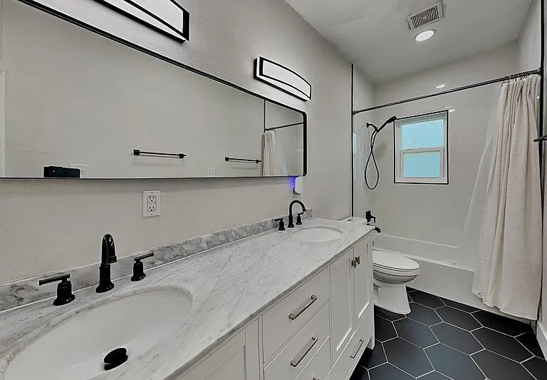 3801 1/2 W Palmira Ave — Photo 11