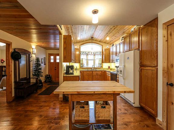 2nd image of 38484 Pinewood Dr