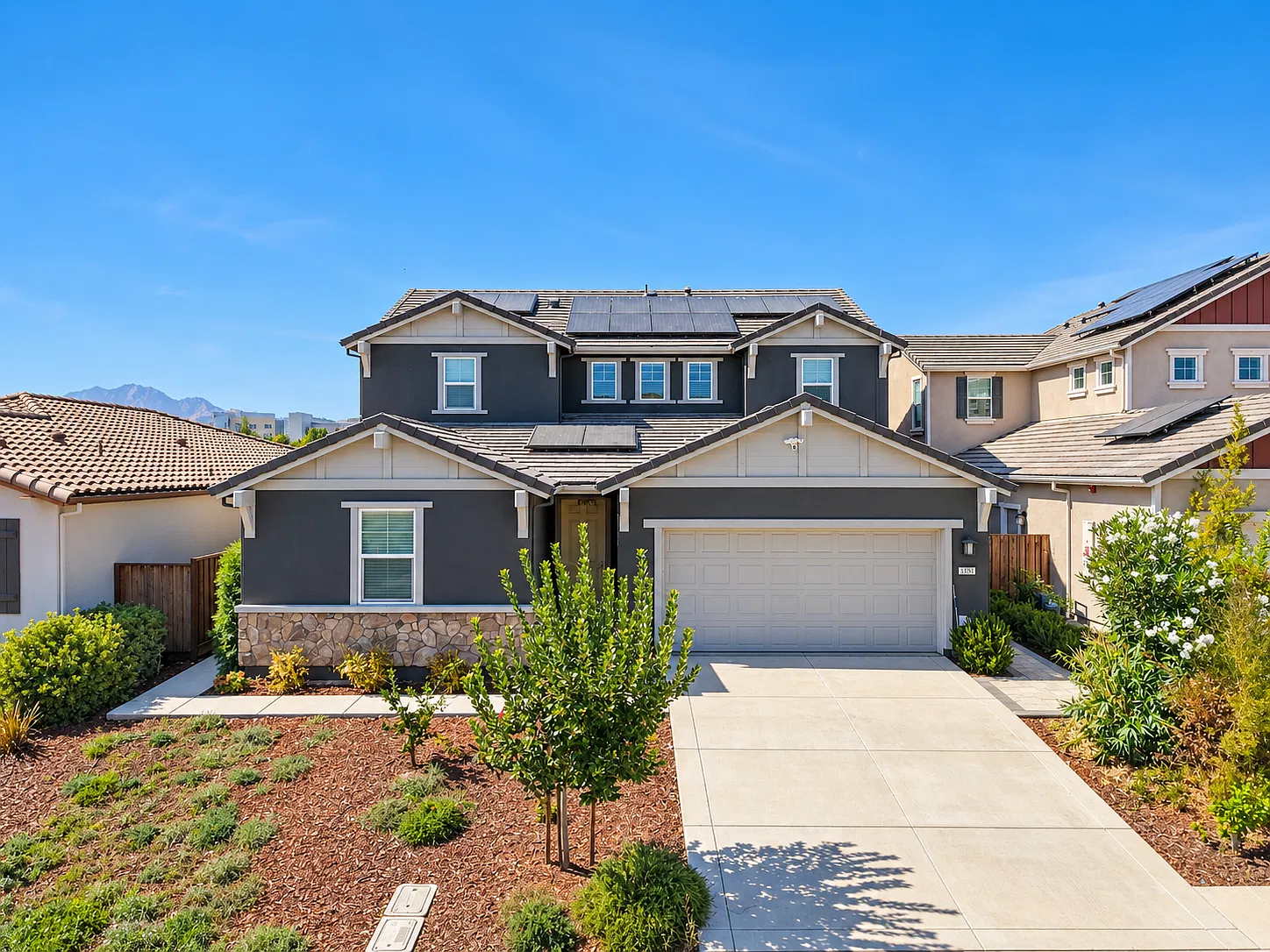 3 bed, 2.5 bath, 2500 sqft, $3,600 — Photo 3