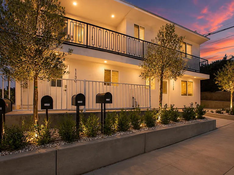 1130 W Redwood St — Photo 1