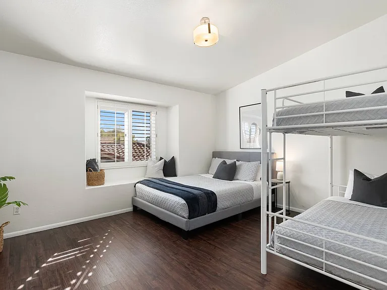 N 56th Pl — Photo 23