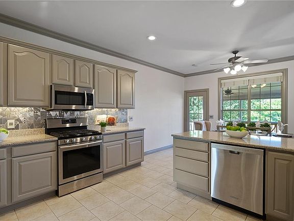 5th image of 2057 N Hartford Dr