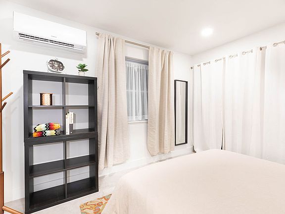 2nd image of 1826 Jefferson St #1