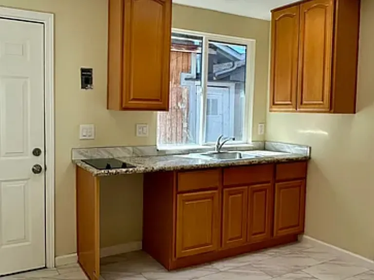 2671 Hawthorne Ave #B — Photo 3