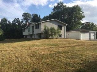 221 S River Rd, McHenry, IL 60051