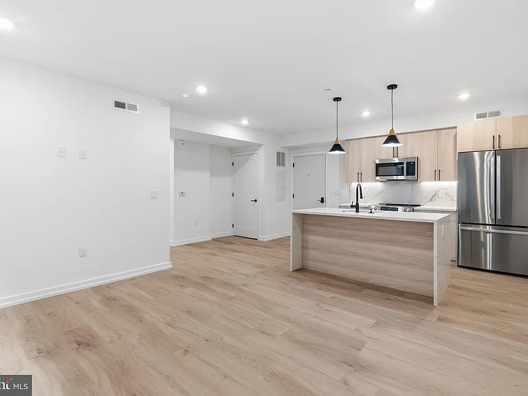 208 Vine St #3F — Photo 7
