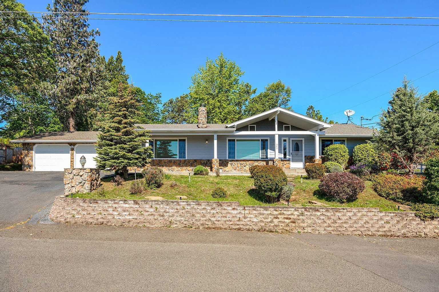 585 Grove St photo 1