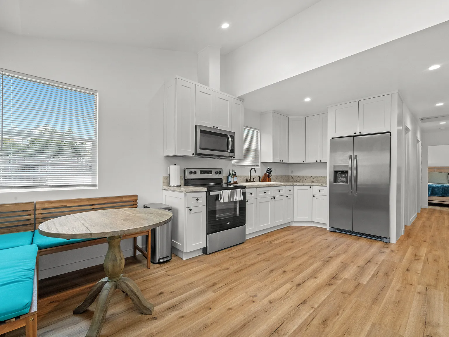 3 bed, 803 sqft, $3,700 — Photo 3